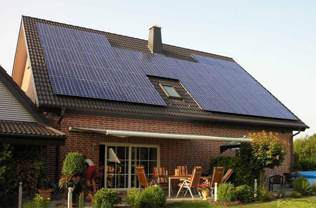 安装太阳能电池板的屋顶